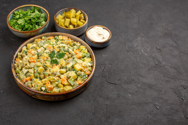 食物深色表面上的蛋黄酱蔬菜沙拉正面图晚餐黑橄榄