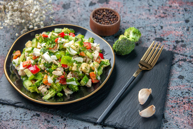 胡椒前视蔬菜沙拉 叉子放在深色表面健康食品餐厅颜色菜肴成熟午餐食谱前面景观晚餐