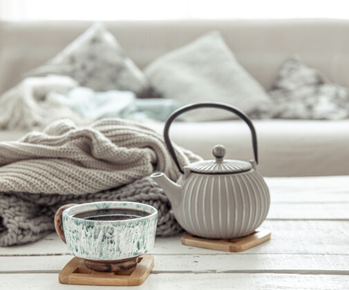 静物一个茶壶和一个漂亮的陶瓷杯在一个海格风格的客厅房子斯堪的纳维亚茶
