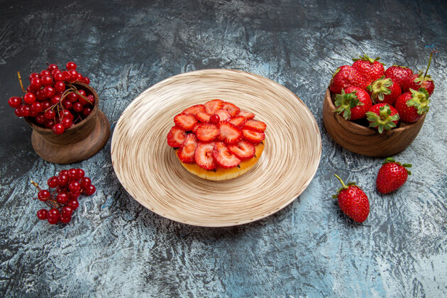 碗深色表面上有新鲜草莓的水果蛋糕正面图浆果饼干可食用水果