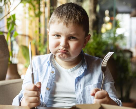 美味中枪悲伤的孩子用餐具食物孩子水平