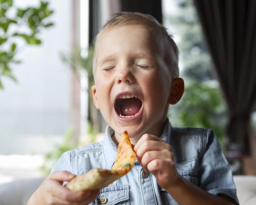 美食中枪小孩吃披萨片中镜头烹饪童年