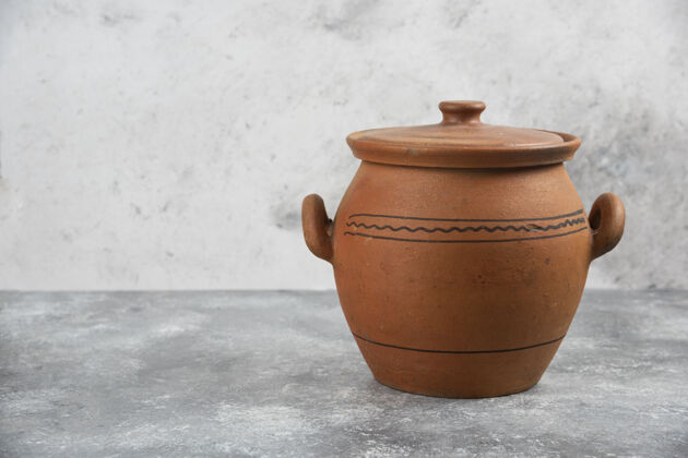 粘土一个放在大理石表面的粘土古董花瓶花瓶壶工具
