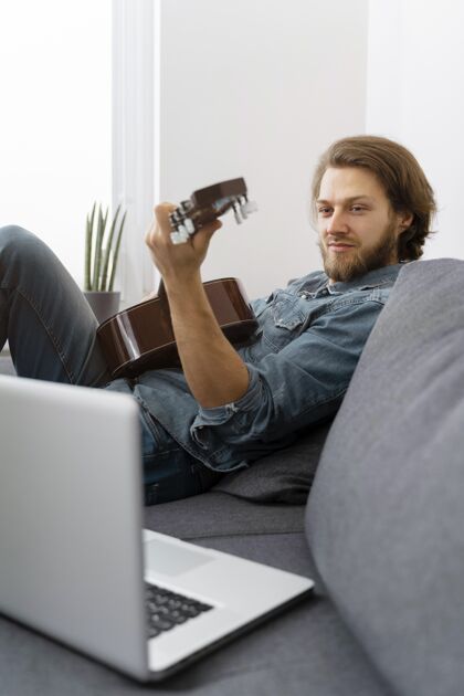 科技中弹手拿吉他在家设备垂直音乐
