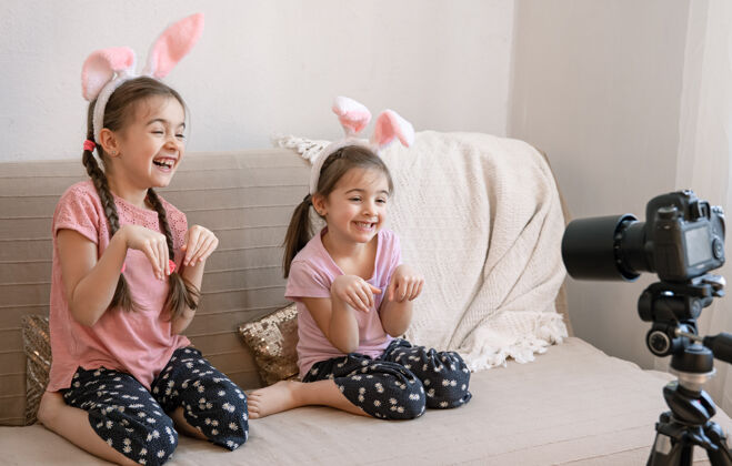 兔子有兔子耳朵的小姐妹们在镜头前摆姿势展示兔子女孩摄影姿势