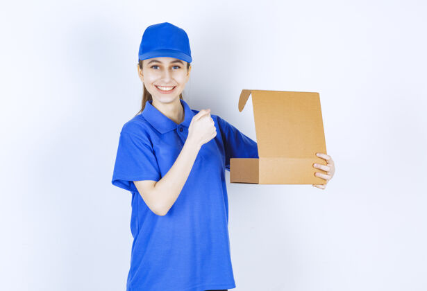 力量穿着蓝色制服的女孩拿着一个打开的纸板外卖盒 伸出拳头姿势女性成功