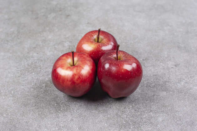 新鲜大理石表面有三个红苹果成熟的农业零食