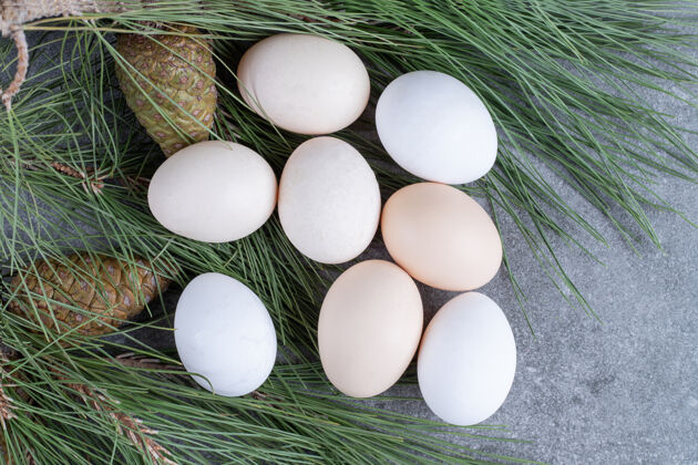 蛋白质新鲜的白色鸡蛋放在大理石表面烹饪鸡肉农业