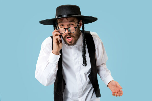 胡须一个年轻的东正教犹太男子与手机在工作室的肖像普瑞姆 商业 商人 节日 节日 庆典 犹太教 宗教概念以色列人肖像