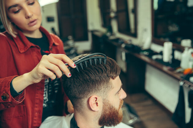 刷子客户在理发店剃须女理发师在沙龙性别平等女性在男性职业肥皂刀片胡须