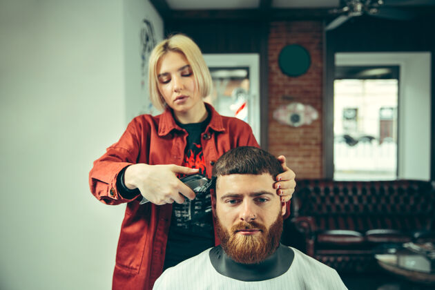 美发师客户在理发店剃须女理发师在沙龙性别平等女性在男性职业色调毛巾小胡子
