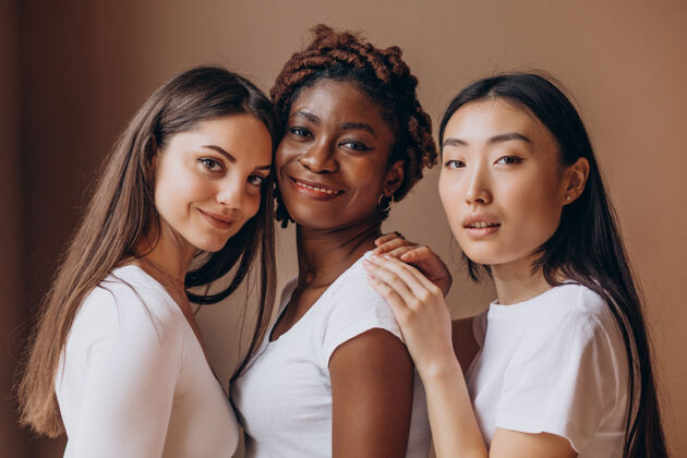 多元文化三个多元文化的女孩在一起朋友混合化妆