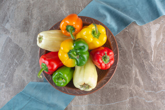 蔬菜一盘五颜六色的新鲜甜椒放在大理石背景上胡椒美味顶视图