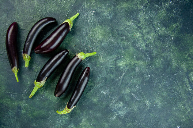 沙拉顶视图黑茄子深色背景熟沙拉新鲜蔬菜食物晚餐颜色物体皮革鞋子
