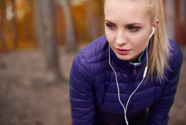 动机特写年轻美女慢跑锻炼跑步森林