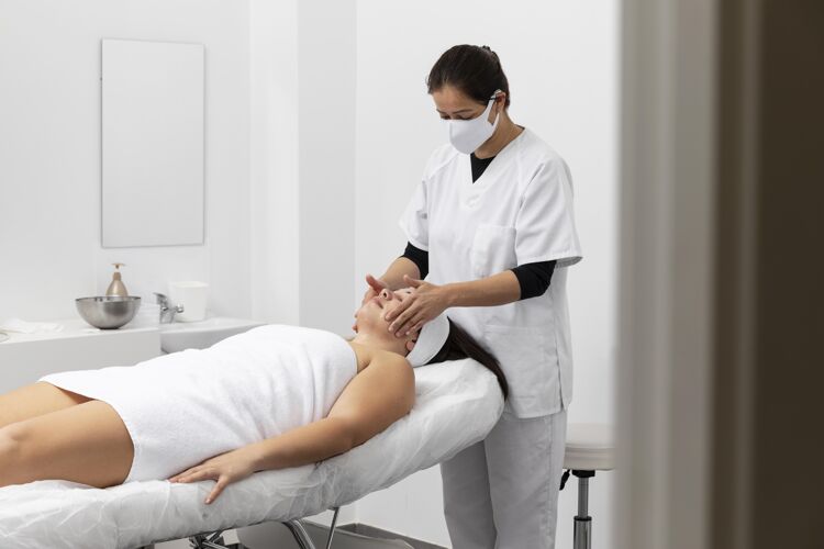 身体在美容院接受治疗的女人健康放松美容师