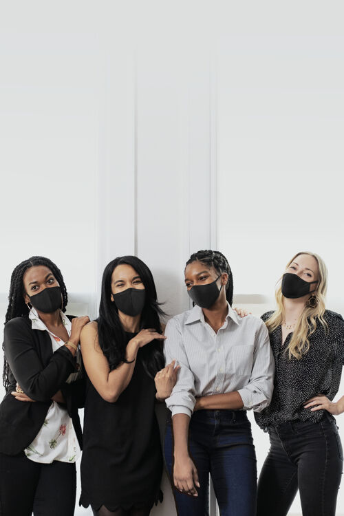 员工穿着面具的女商人是办公室的新常态商业冠状病毒流行非洲人