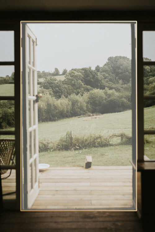 木地板一扇打开的门上的框架自然的背景小屋房子乡村