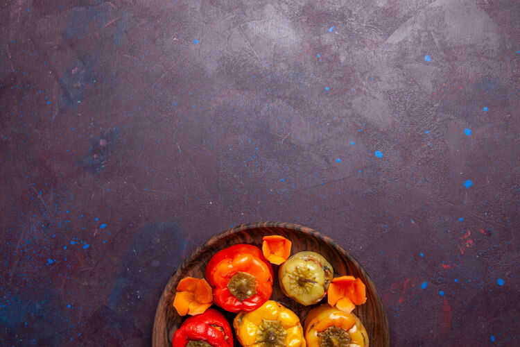 餐顶视图熟甜椒与地面肉内灰色背景餐蔬菜肉多尔玛食物农产品顶可食用的水果