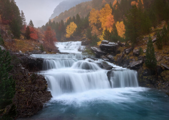 岩石美丽的瀑布在奥德萨和蒙特佩尔迪多国家公园在韦斯卡 西班牙长秋天瀑布