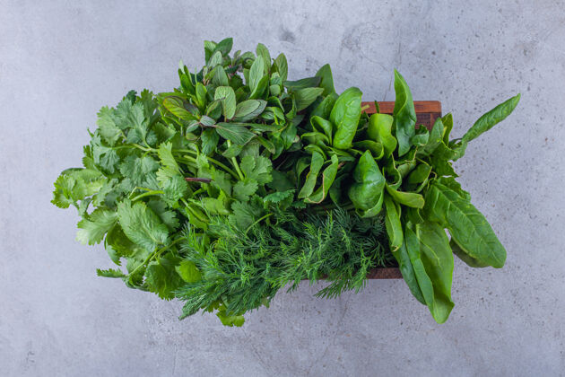沙拉一盒健康的新鲜青菜放在蓝色的上面蔬菜食物自然