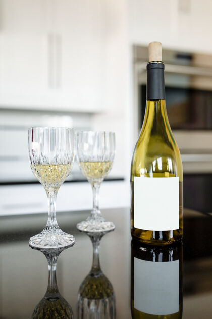 居家厨房桌子上的白酒瓶吐司庆典葡萄酒