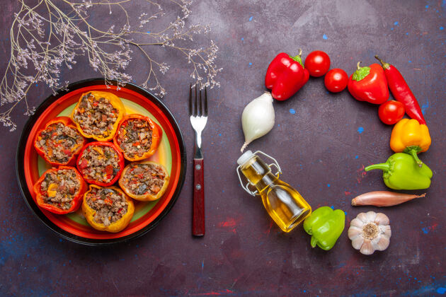 肉顶视图熟甜椒与不同的调味品对灰色办公桌牛肉多尔玛食品蔬菜肉牛肉晚餐景观