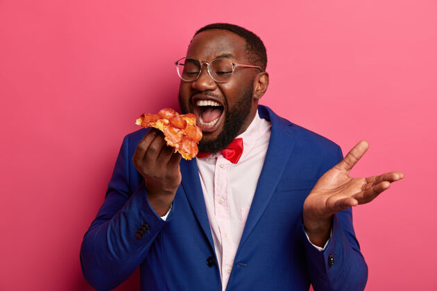 比萨饼深色皮肤的美国黑人男子张大嘴巴 食欲旺盛地吃着美味的披萨 午餐时间吃零食 穿着正装商人眼镜饥饿