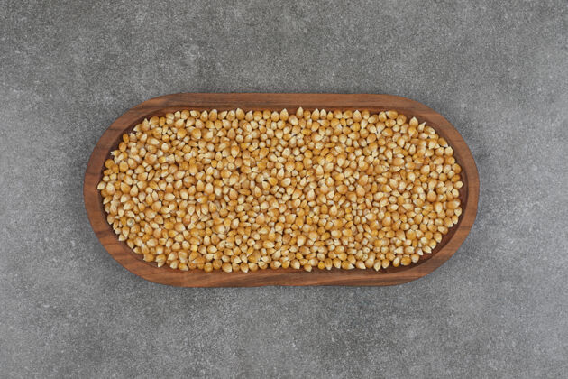 堆一堆干玉米放在木盘上干玉米爆米花