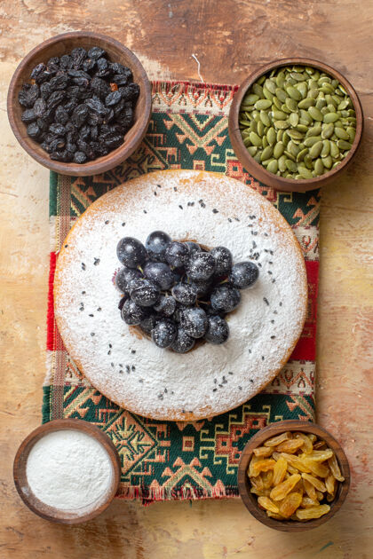 葡萄干顶视图葡萄蛋糕上的葡萄南瓜籽糖葡萄葡萄干上的桌布蛋糕桌布蓝莓