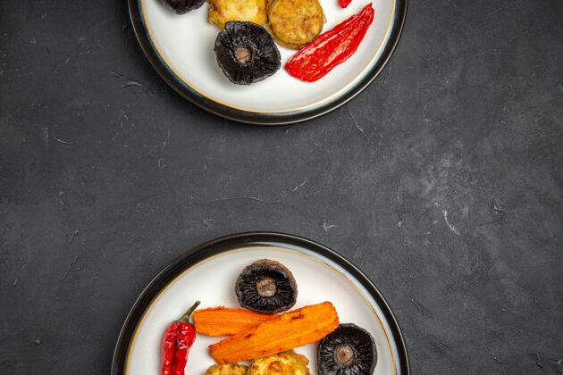 肉顶视图蔬菜盘上的辣椒胡萝卜烤蘑菇放在桌上餐厅早餐美味