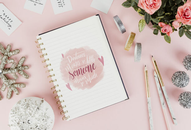 粉色写在笔记本上的情人节信息玫瑰背景关系心背景