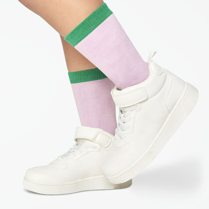 鞋类穿粉色带绿色条纹袜子和白色运动鞋的孩子散步时尚女孩广场