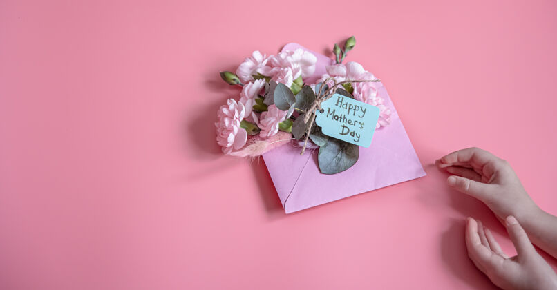 春天用鲜花和题词“母亲节快乐”平躺在信封上的喜庆作文顶视图母亲节快乐构图
