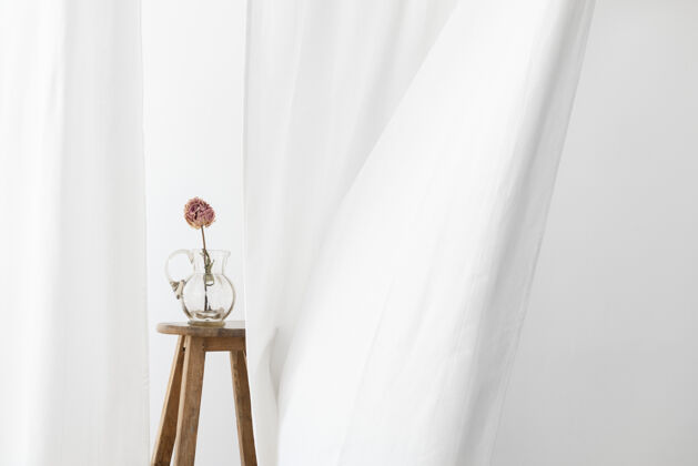 花瓶在一间白色的房间里 把牡丹花放在木凳上的玻璃罐里晾干水壶窗帘水壶