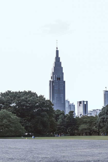 市中心灰色的高楼建筑办公楼尖塔
