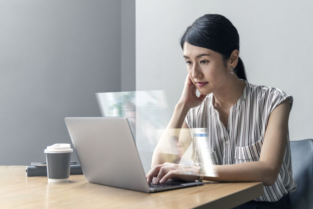 笔记本电脑在新的正常生活中在家工作的日本女人空白亚洲人通信