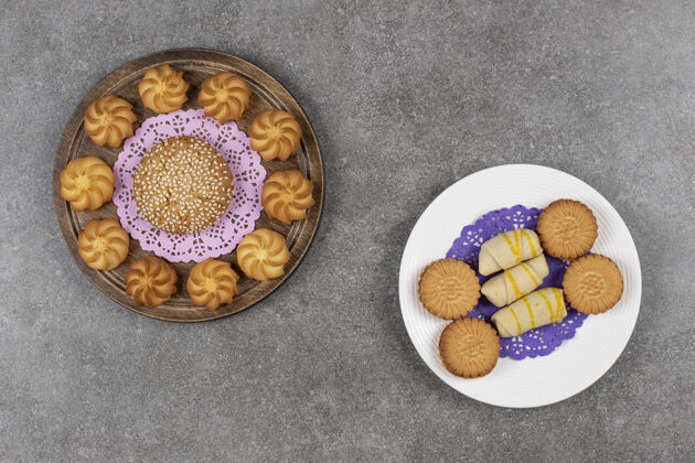 甜点美味的甜饼干和一盘饼干放在大理石表面面包房美味盘子
