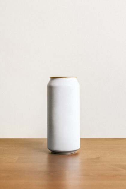 环保木地板上的空白最小白色锡罐水清洁锡罐