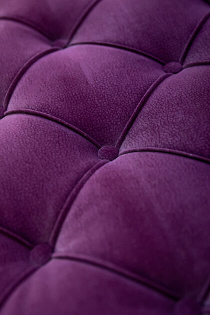 灯芯绒特写纹理紫色天鹅绒织物现代沙发与凹陷按钮创意和装饰沙发面料的变化软包家具纽扣