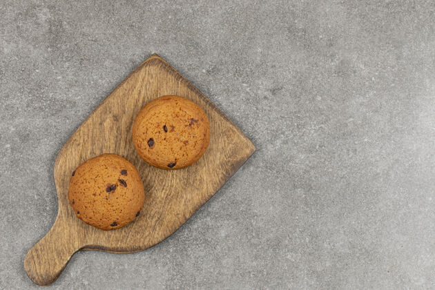 饼干两块巧克力饼干放在木板上食物美味饼干