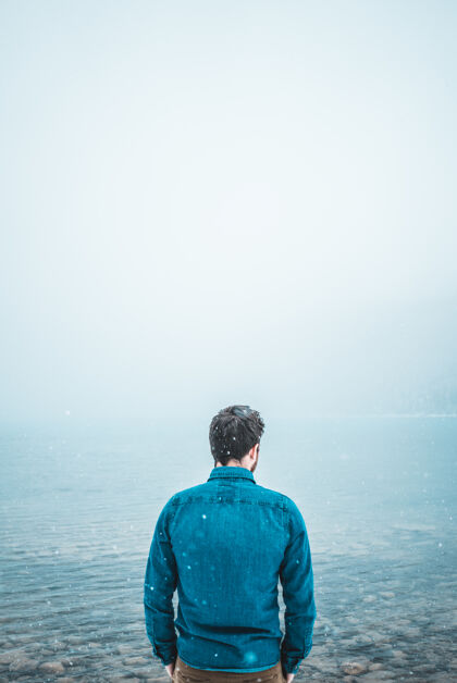 人站在水的尸体前的人旅行者湖加拿大