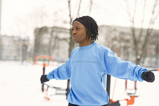 人冬天公园里的男人在外面训练的非洲男人男性冬季男孩