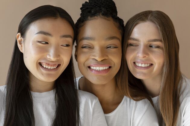 友谊近距离微笑的女人互相看着对方社区年轻多样性