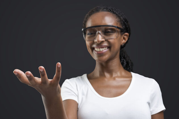 白色T恤戴着透明护目镜的女人看不见的东西发明家演示乐趣