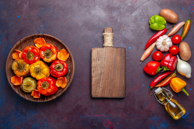 新鲜顶视图煮熟的甜椒和新鲜蔬菜在黑暗的表面一餐蔬菜肉多尔玛食物观点胡椒可食用水果