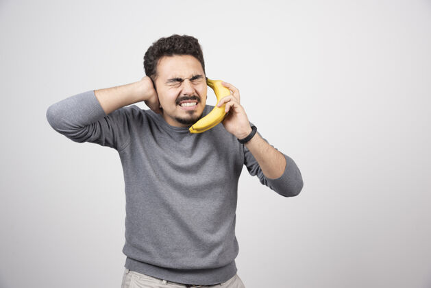 人类拿着香蕉当电话的黑发男人指向姿势表情