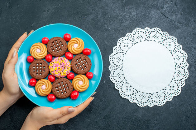 薯片顶视图不同的糖饼干与糖果内板灰面糖果甜茶饼干饼干糖糖果托盘盘子