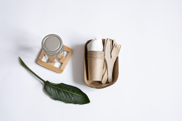合成刀 叉 碟 玻璃罐 装食物的纸容器和天然树叶零浪费和无塑料的概念生态餐具可生物降解