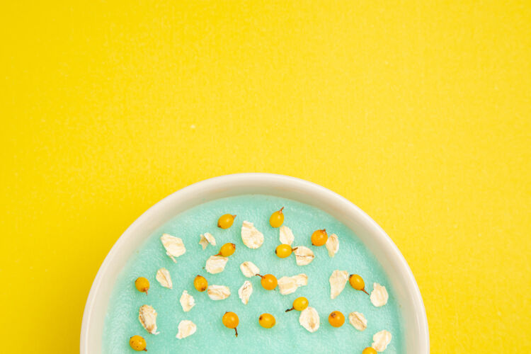 新鲜顶视图蓝色冰甜点在黄色地板上的盘子里牛奶谷类食品的颜色健康托盘地板